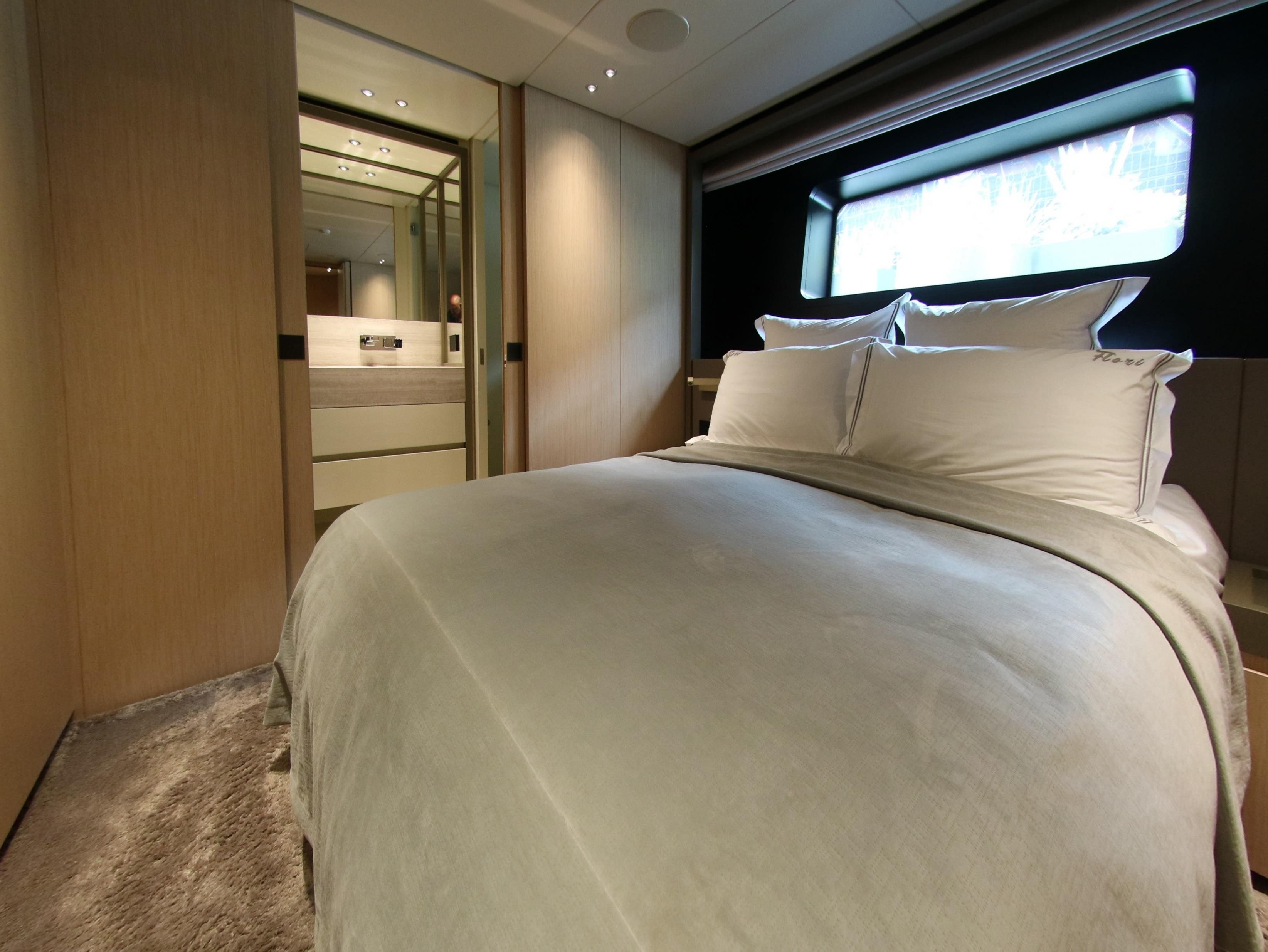 FLORI interior — double cabin